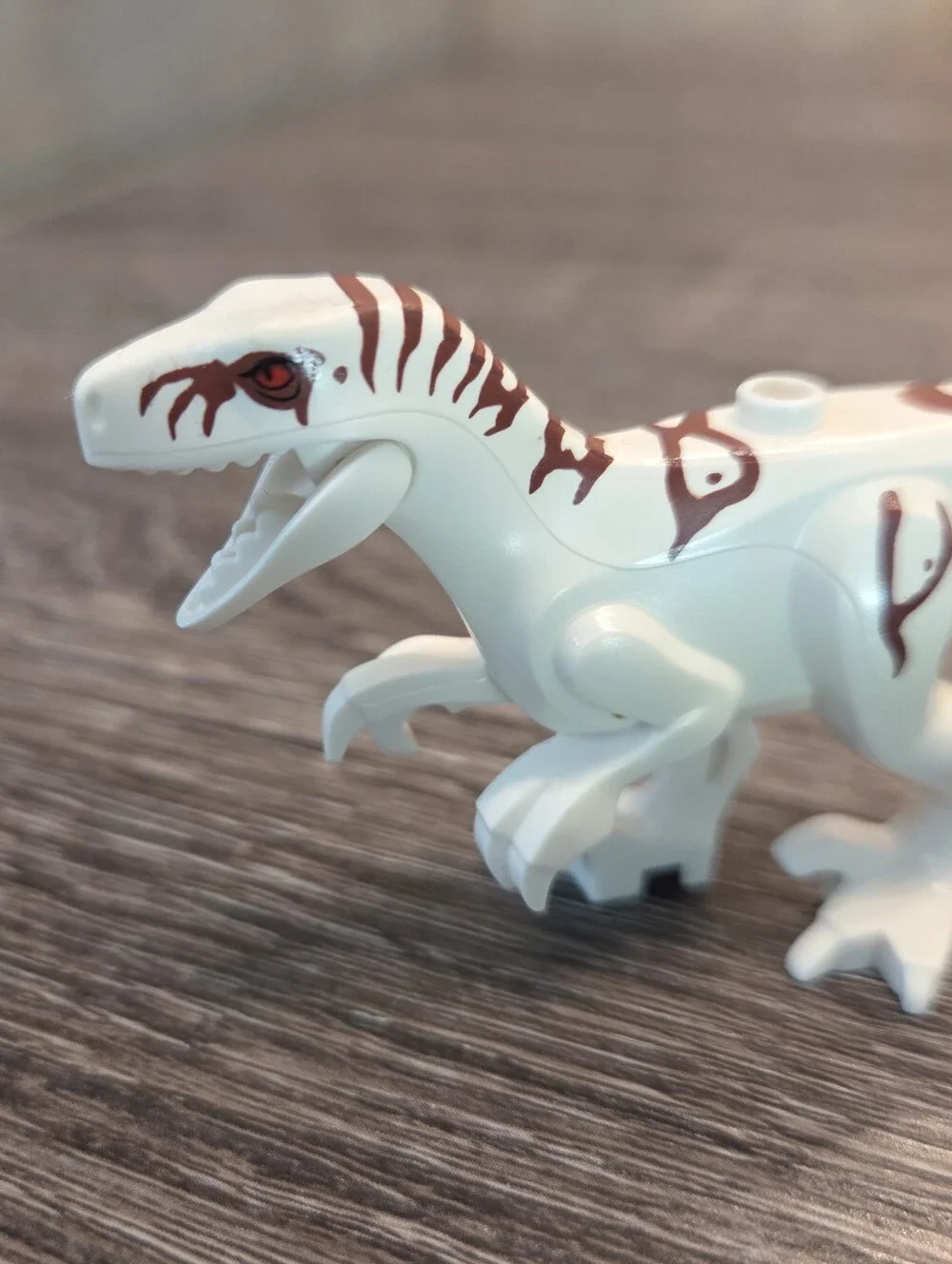 Lego Jurassic World Dinosaur ATROCIRAPTOR White w/Reddish Brown Marks, 76945